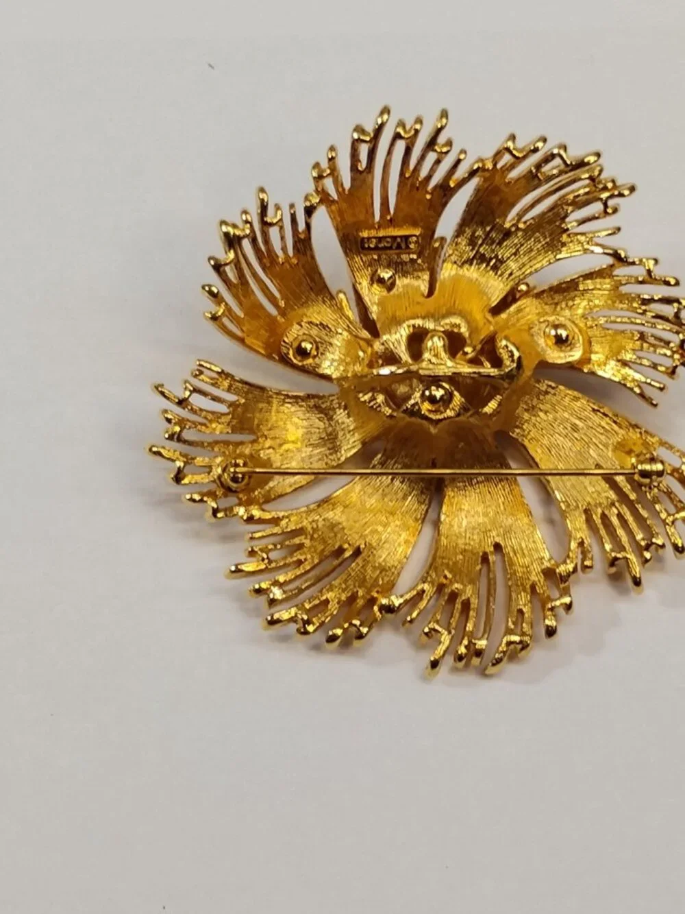 Monet Cordelia Gold Tone Vintage Wiry Wire Round Statement Piece Brooch Pin